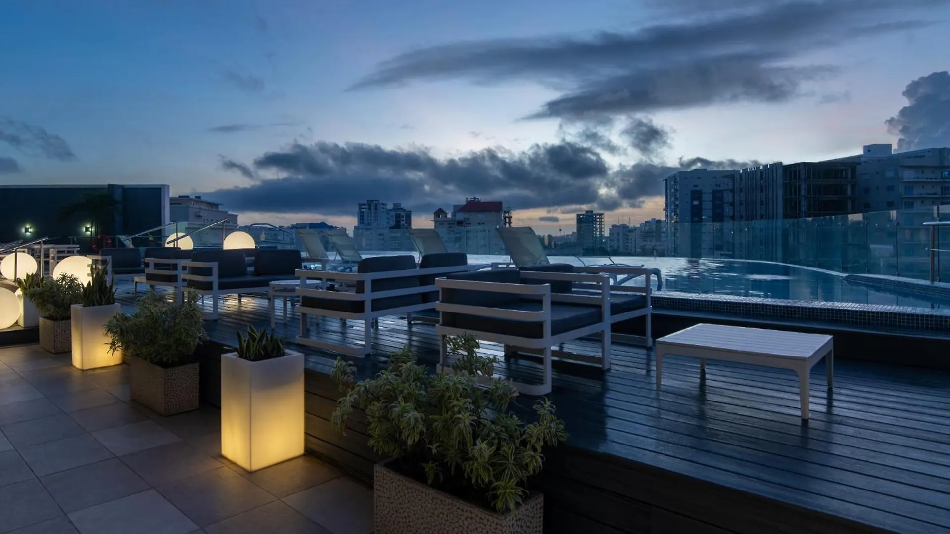 Otel Embassy Suites By Hilton Santo Domingo